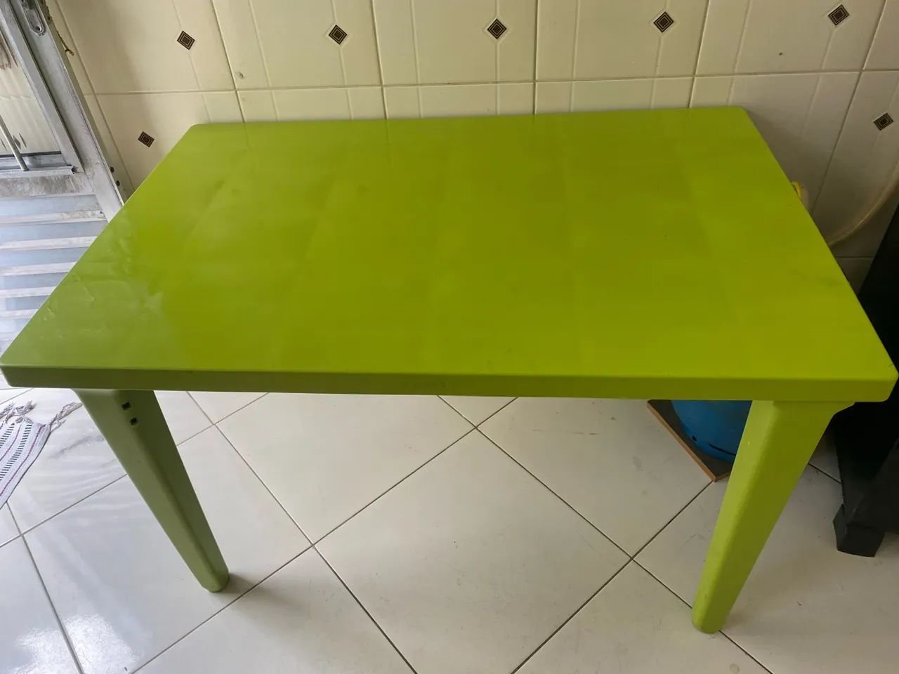 Vendo mesa de plástico grande  - Foto 2