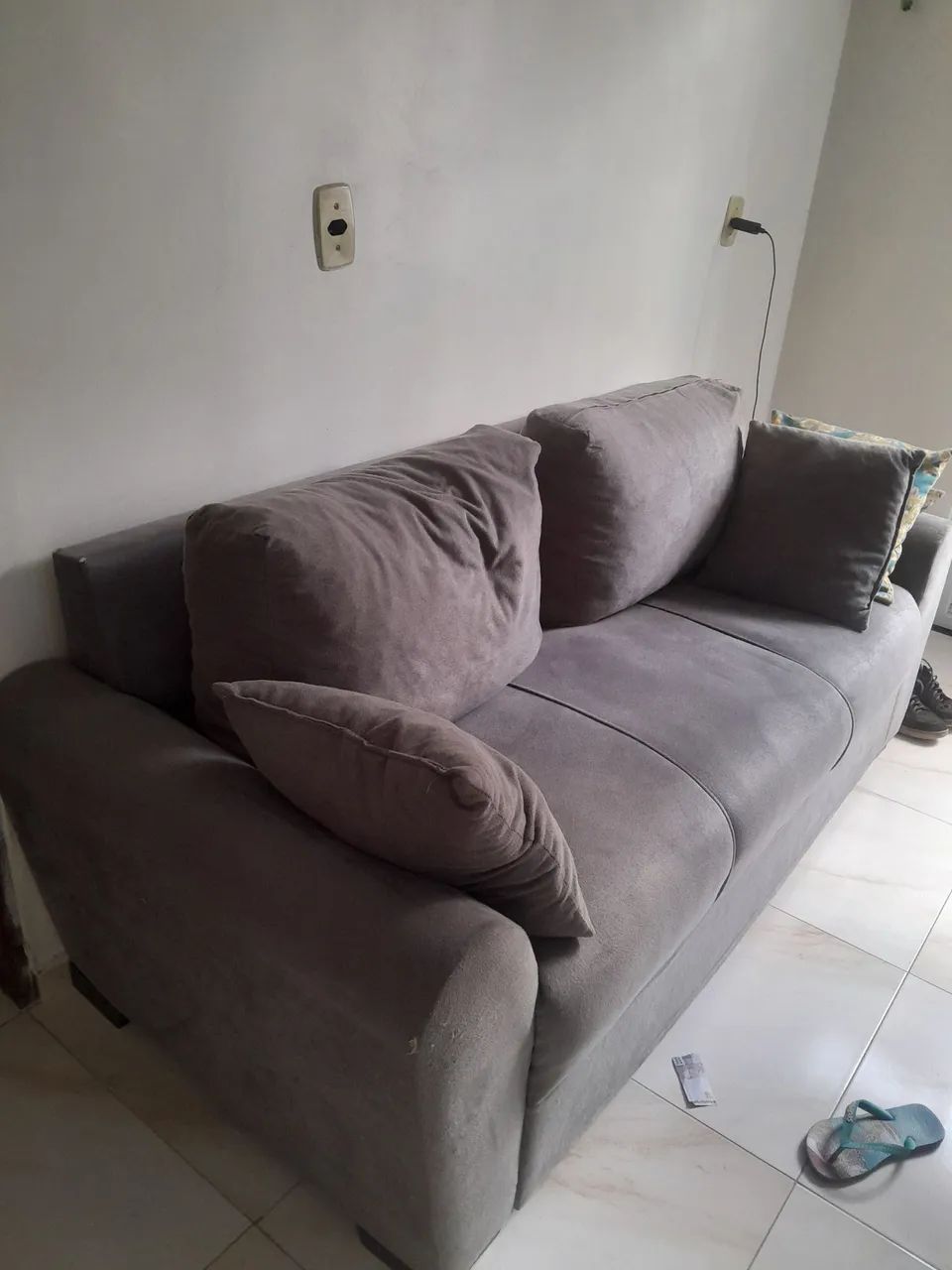 Sofá bem conservado. 