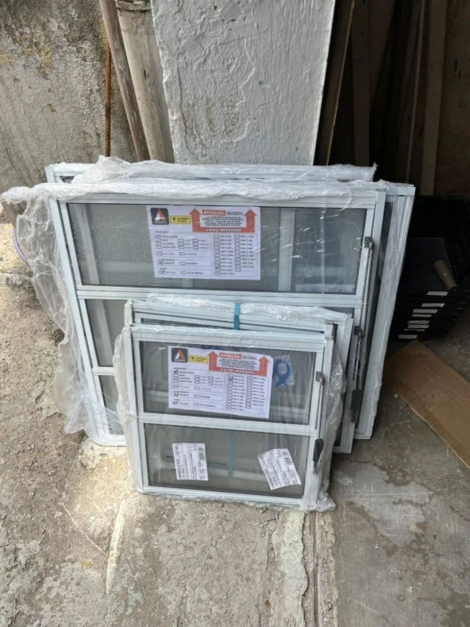 Vitro basculante de aluminio branco 