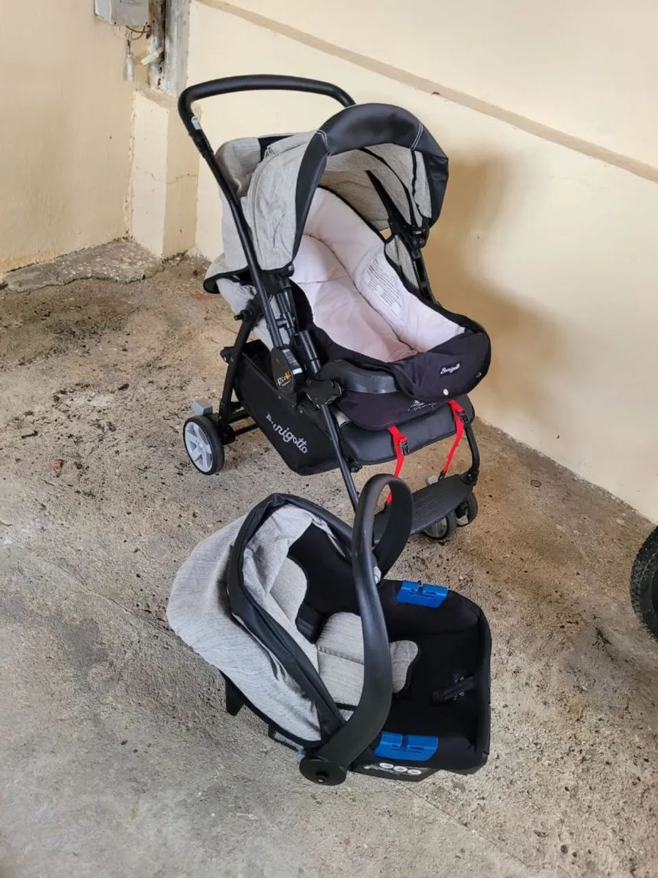 Carrinho de bebê e bebê conforto