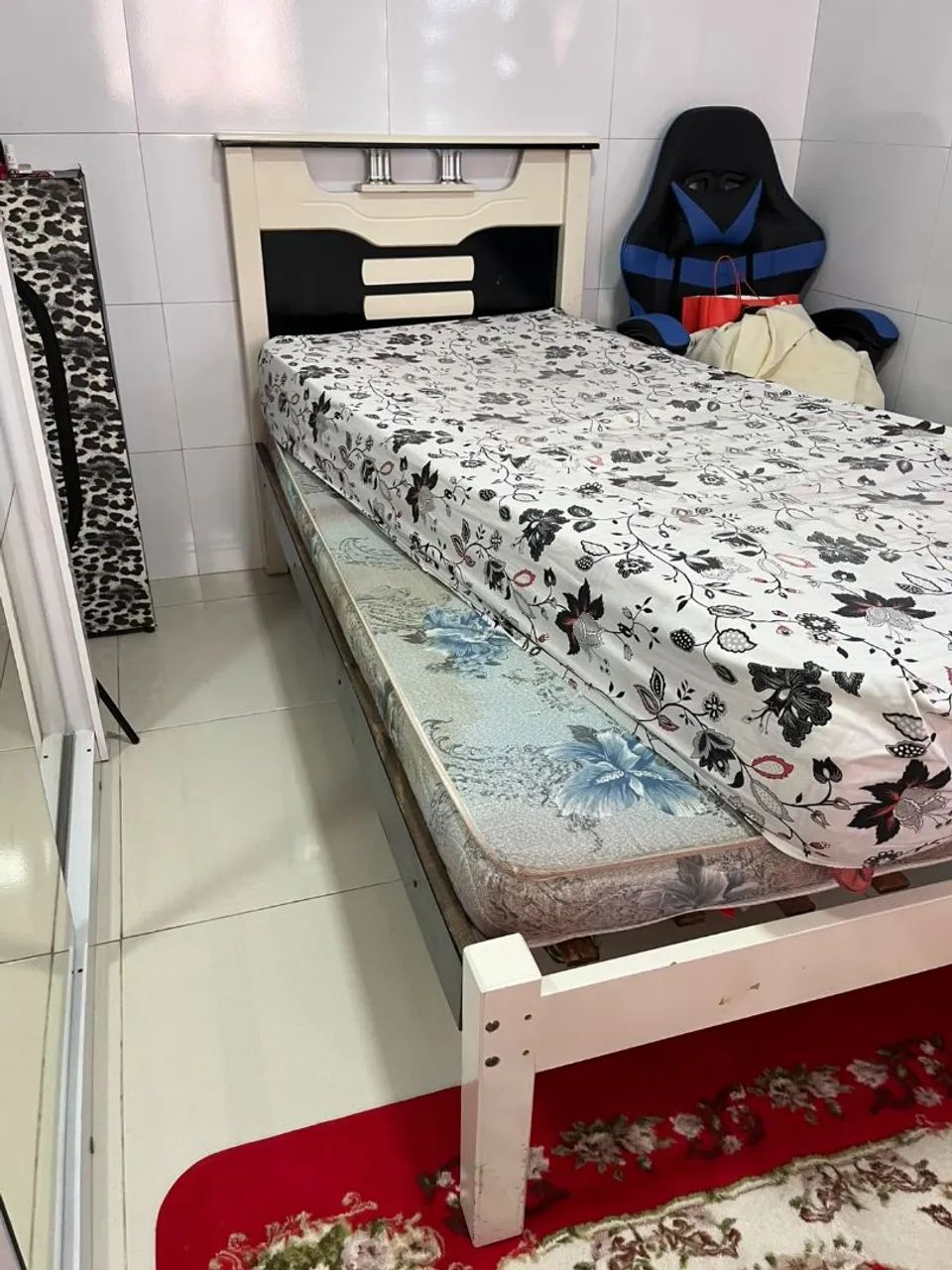 CAMA DE SOLTEIRO DE MADEIRA MACIÇA COM 2 COLCHÕES  - Foto 2