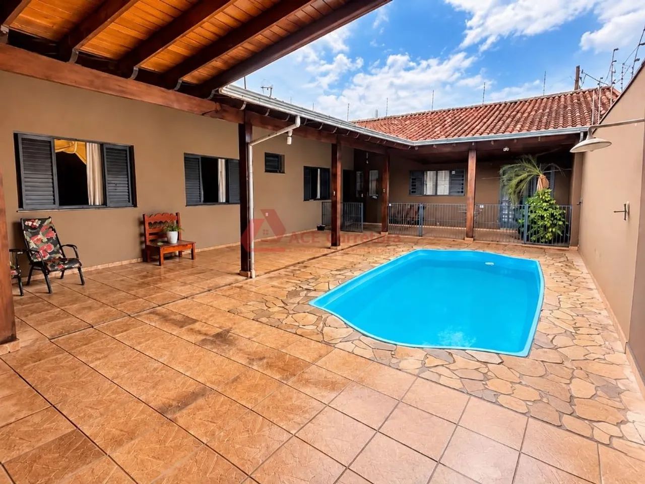 Casa com Suíte, Closet e Piscina