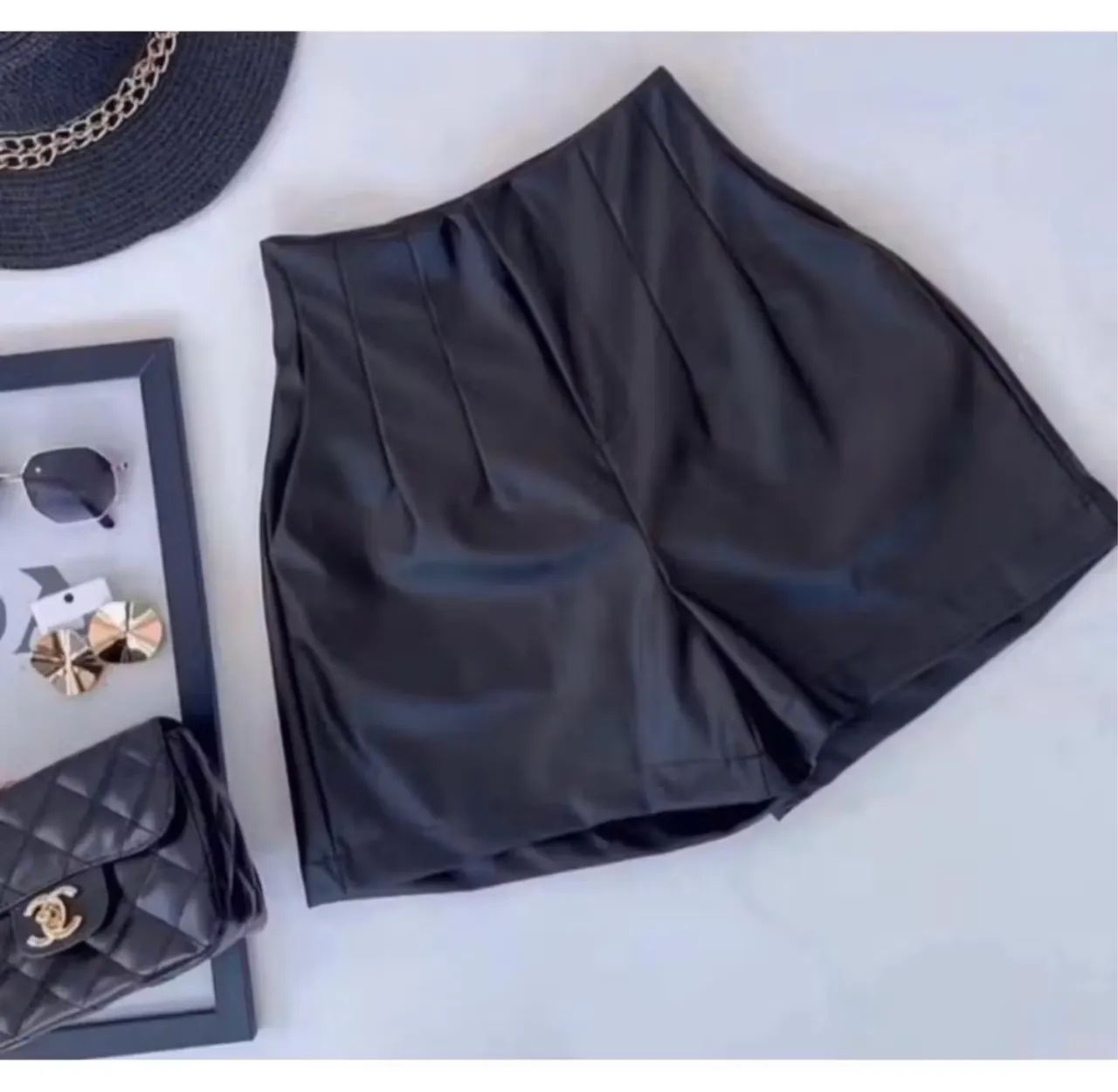 Short couro