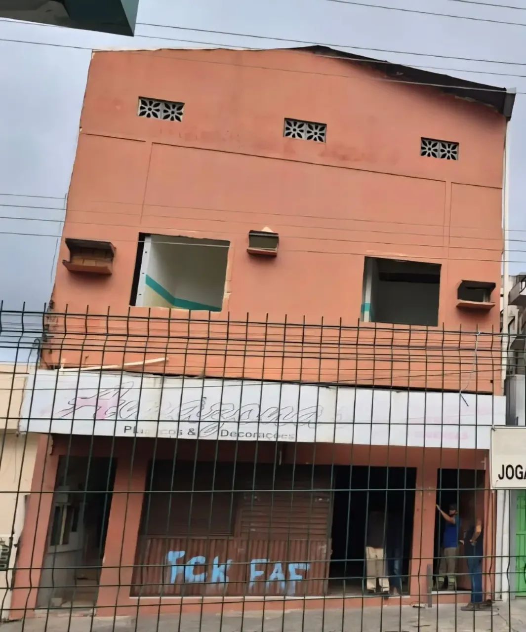 ALUGO - Ponto comercial Terreo, com 240m2, Av. Constantino Nery, proximo ao Terminal - Cen