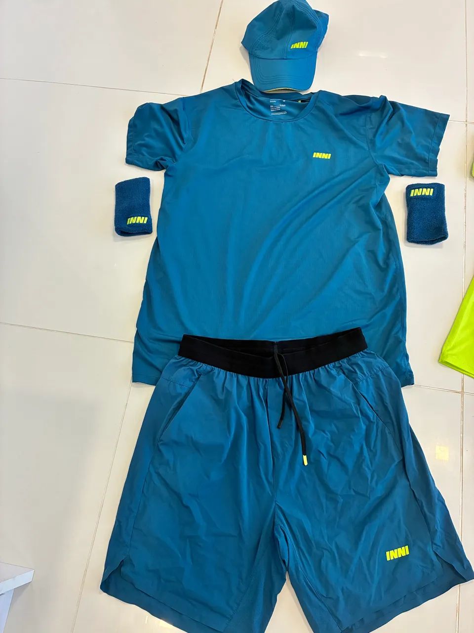 Kit Roupas INNI: 2 camisetas, 1 shorts, 1 boné, 4 munhequeiras - Foto 2