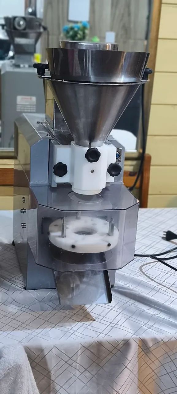 Máquina modeladora de salgados