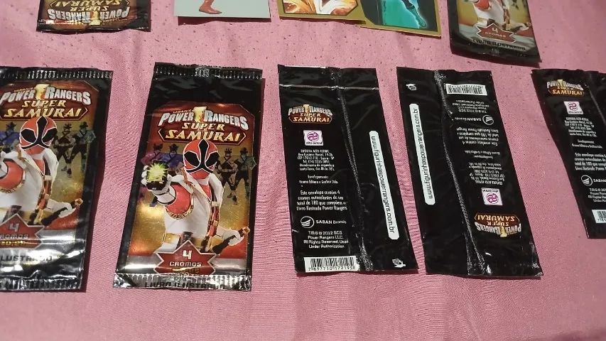 100 pacotes lacrados power rangers - super samurai com 4 figurinhas cada pacote - Foto 3