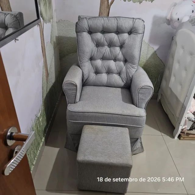 Poltrona Amamentação com Puff