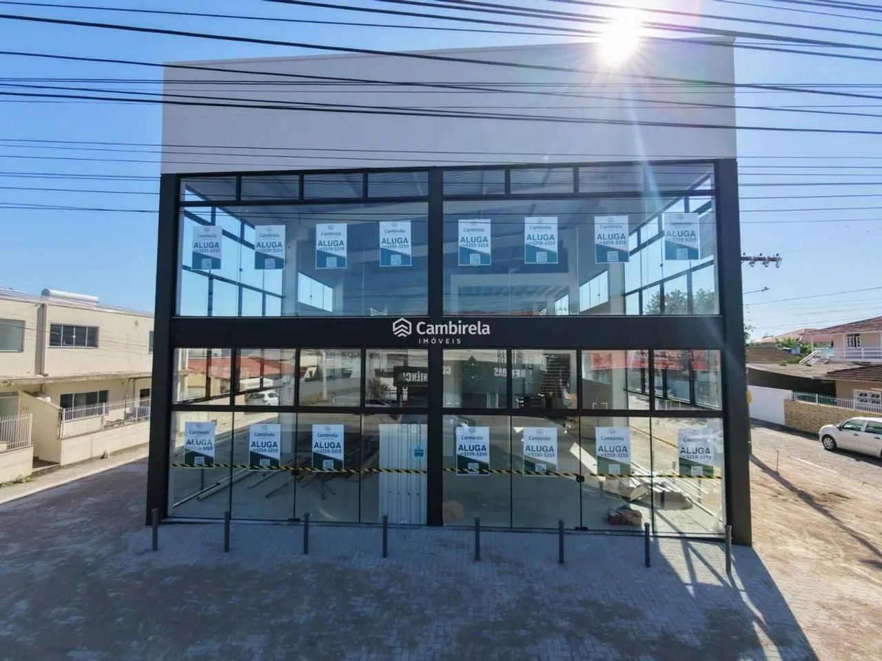 Loja Nova com aproximadamente 350,00M², na rua geral do Aririu