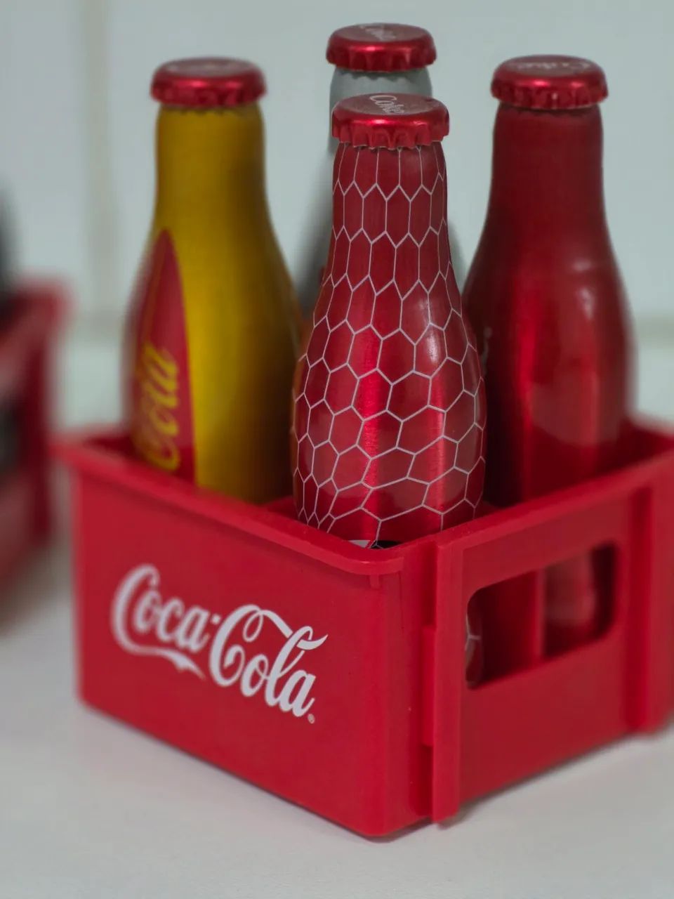 16 Minigarrafinhas comemorativas de Coca-Cola com 4 engradados  - Foto 3