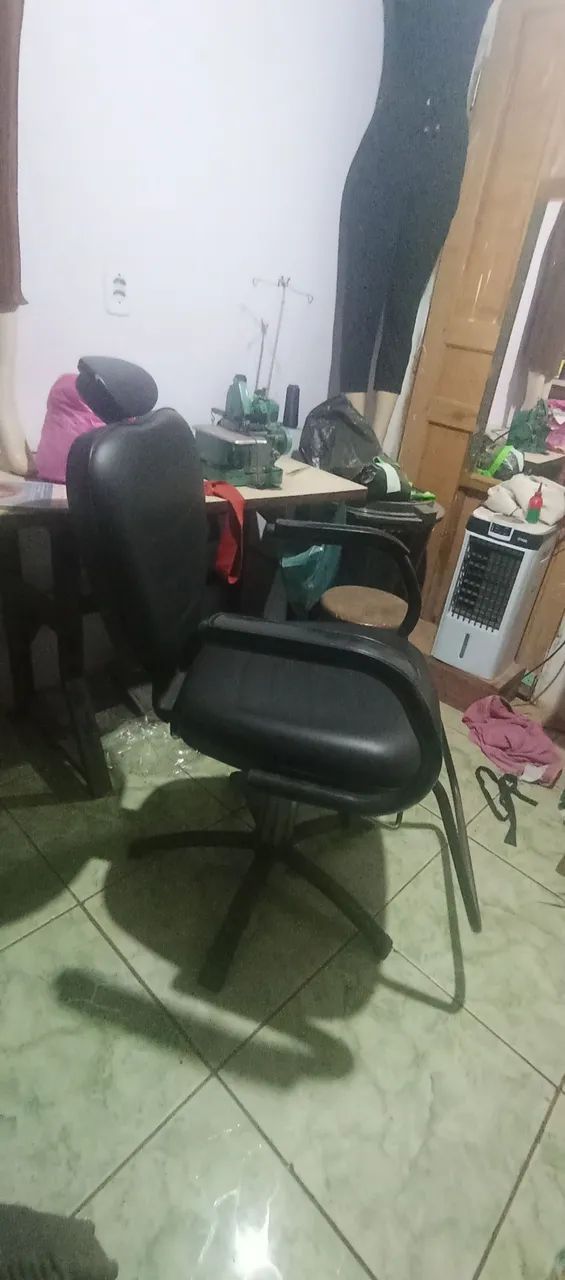 Vendo cadeira de barbeiro  - Foto 3