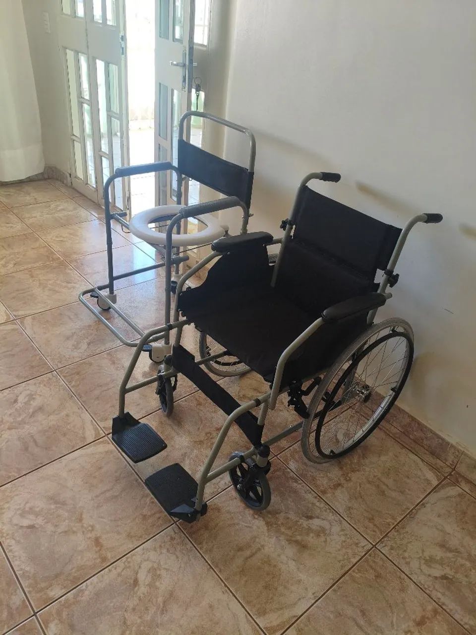 vendo cadeira de rodas e banho  - Foto 2