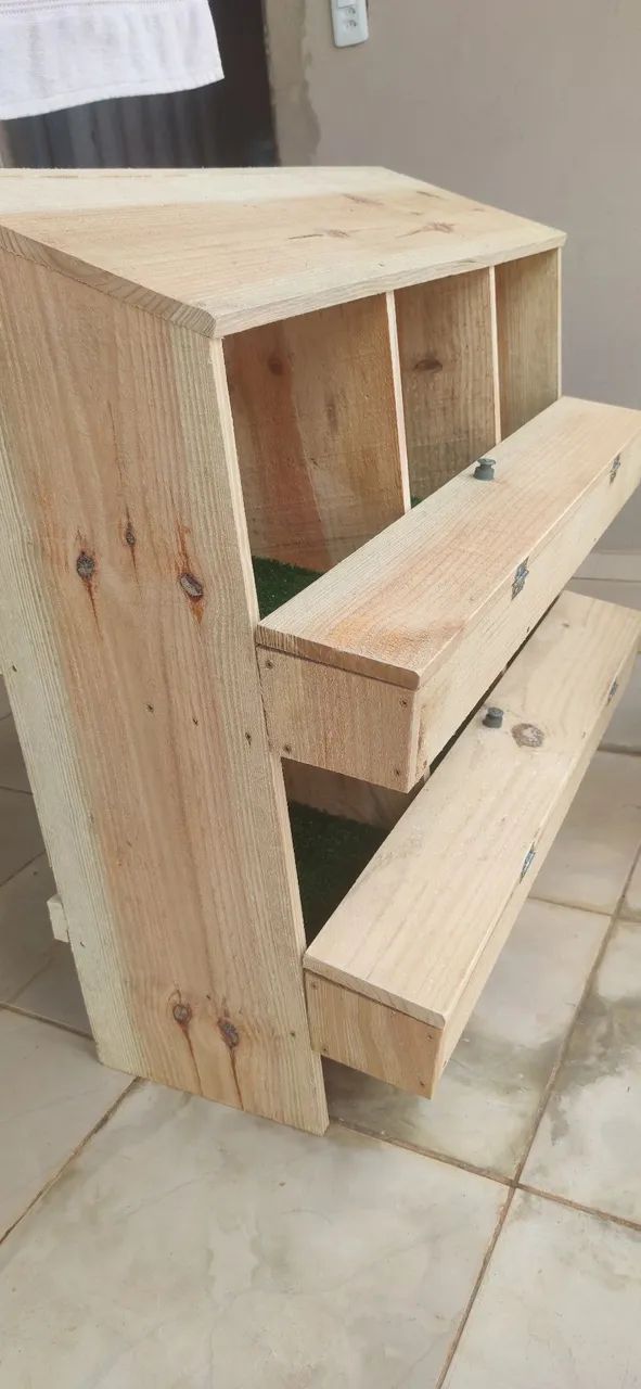 Ninho para galinhas 6 compartimentos com coletor de ovos + grama sintética