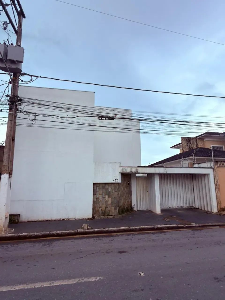 CASA PÚBLICA EM VÁRZEA GRANDE, PROX CORREIO E BIG LAR, C/ ARMÁRIOS E PISCINA, 2 QTOS 1 SUÍ