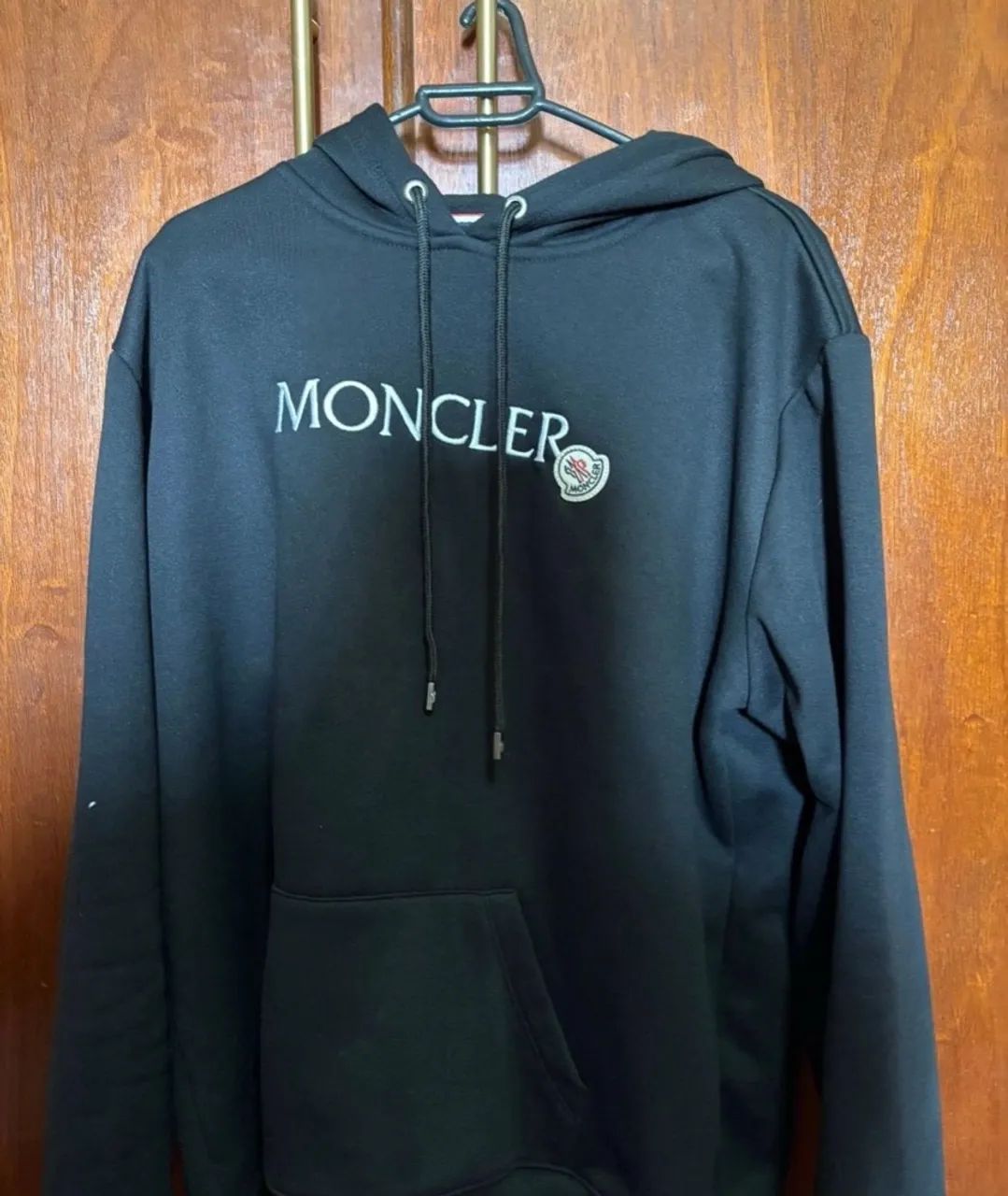 Moletom preto com capuz e logo da marca Moncler. - Foto 3
