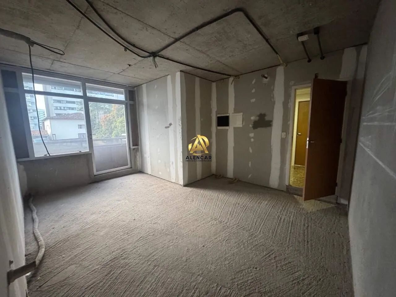 Excelente sala disponível para venda