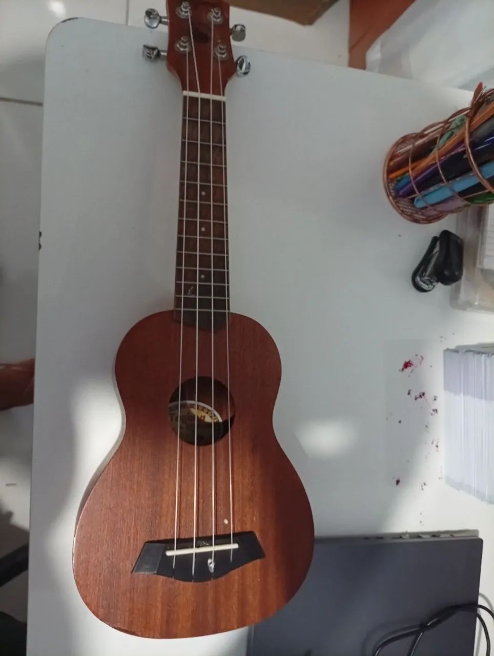 Vendo Ukulele marca Tagima ,com pequeno defeito 