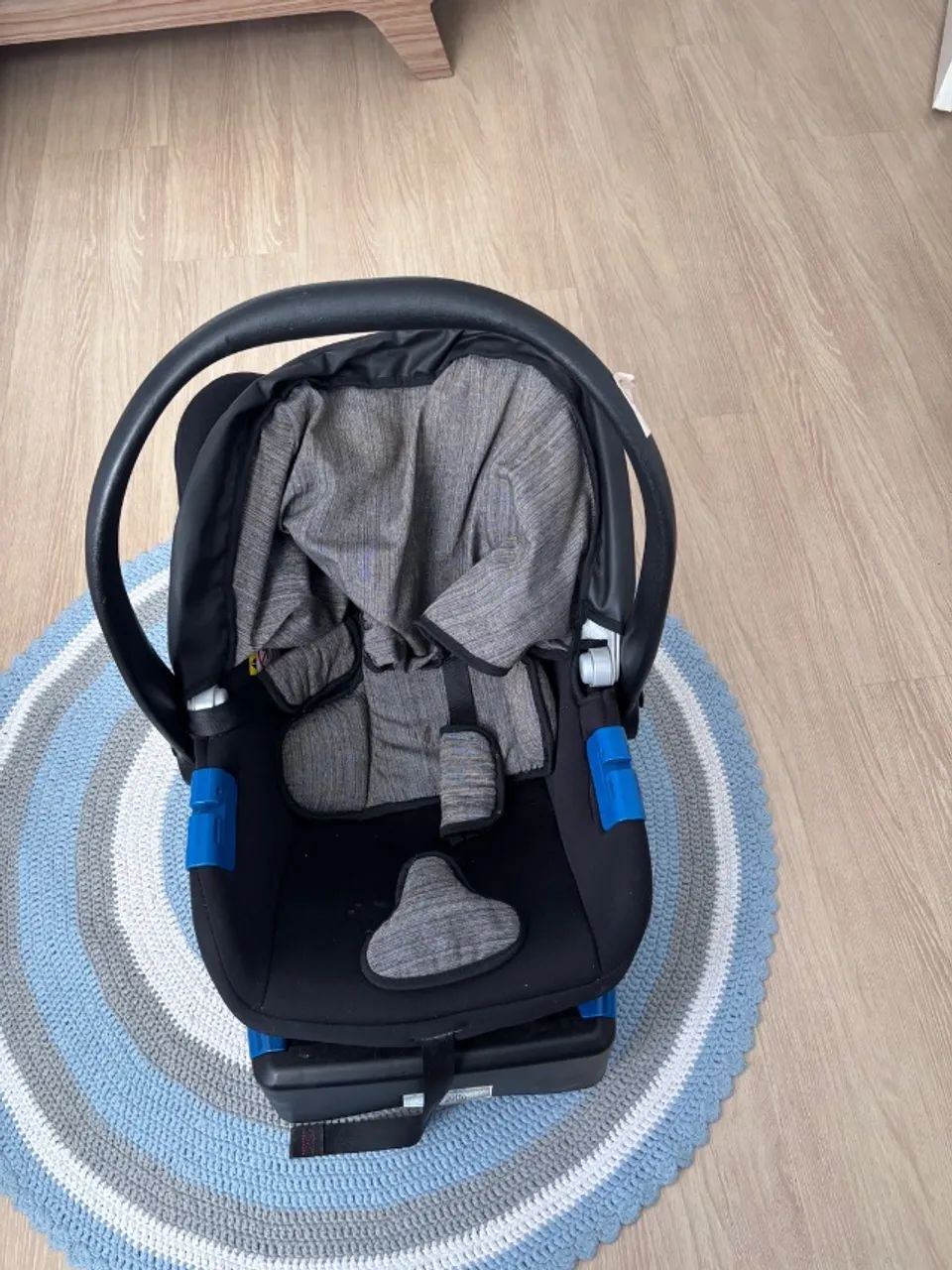 Bebê conforto com base para carro