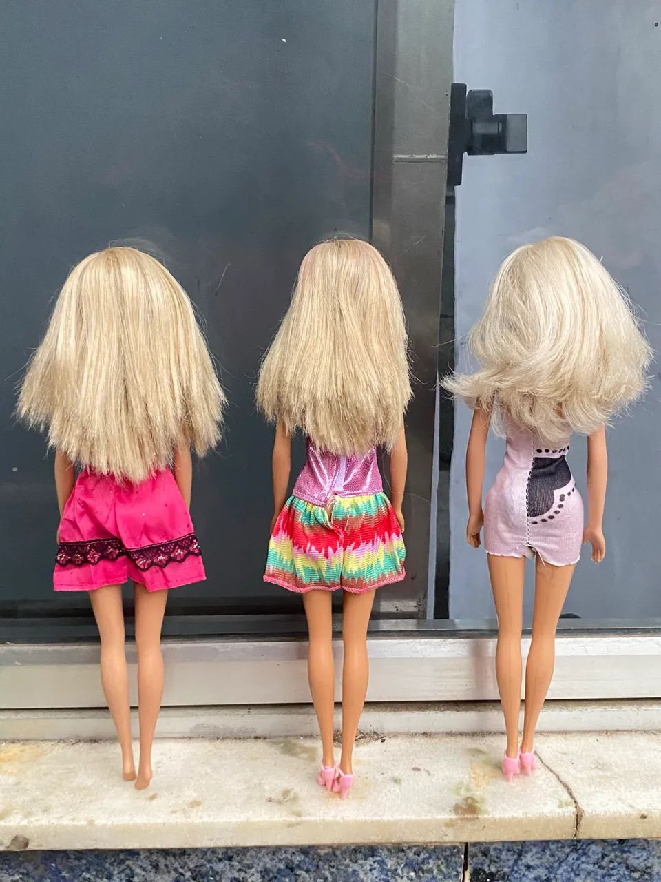 Lote 3 Barbies + roupas e acessórios  - Foto 4