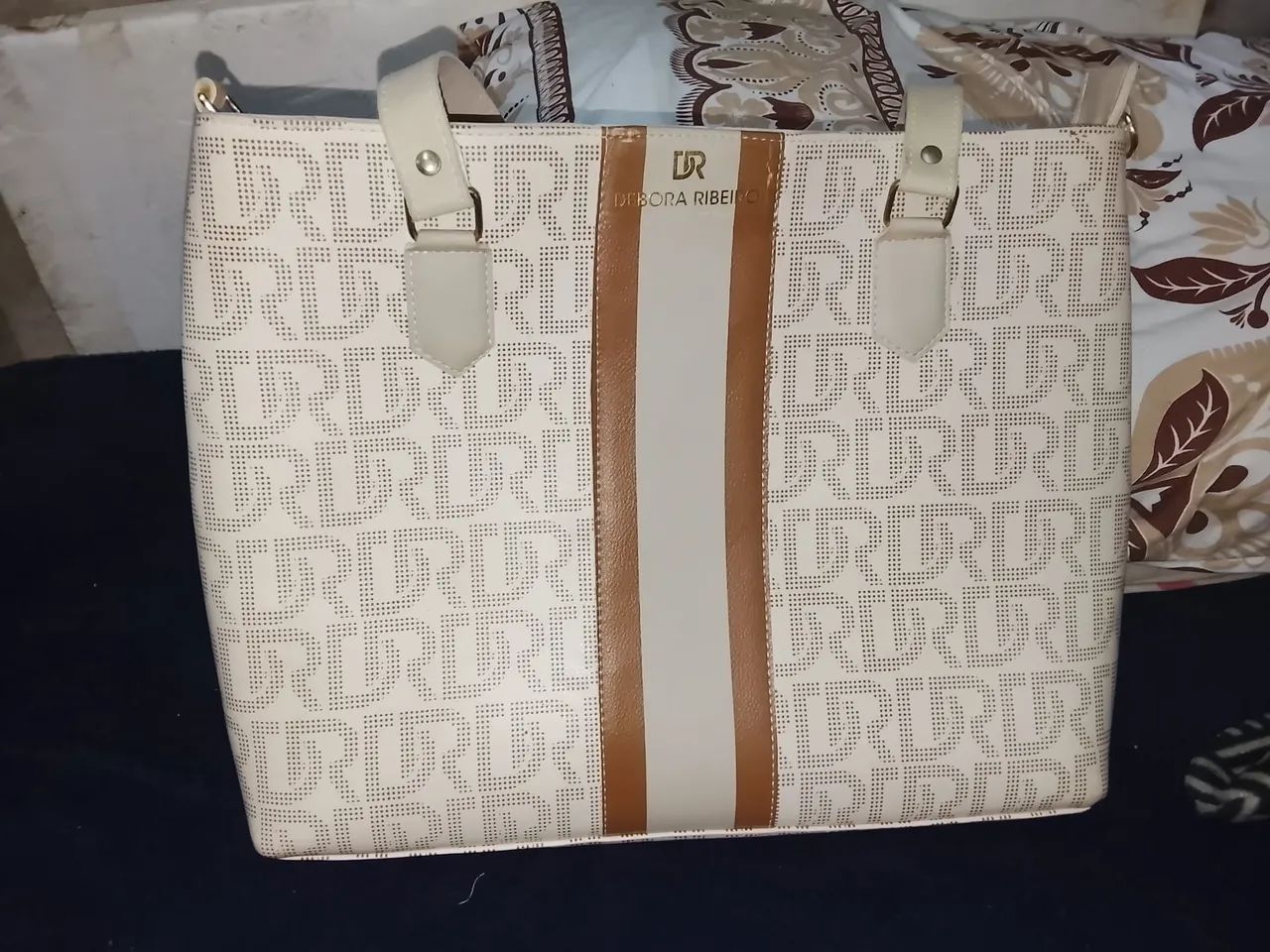 Vendo uma bolsa de marca..meu watsapp e *