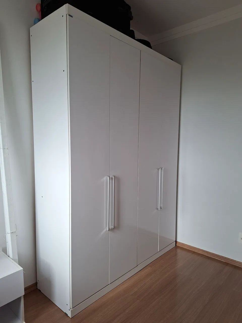 Guarda roupa 4 portas Bartira e criado mudo