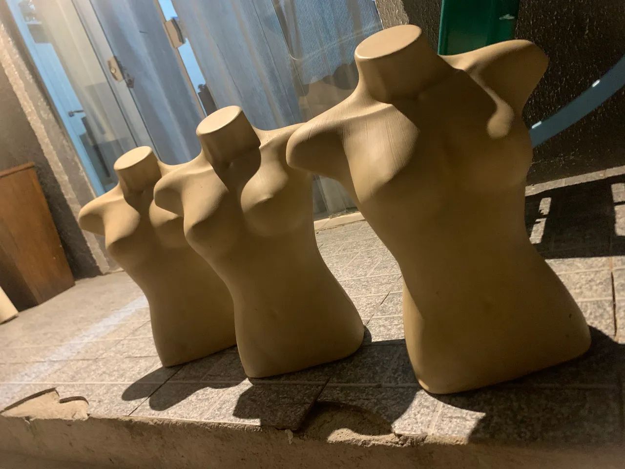 Manequim meio busto feminino 