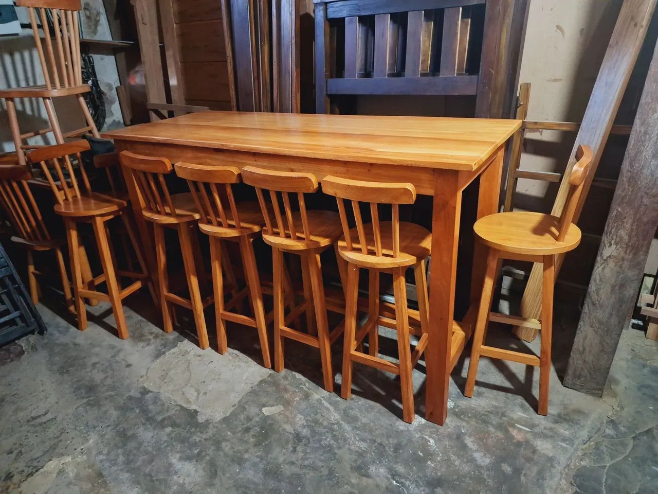 Bancada alta com 6 banquetas de madeira maciça
