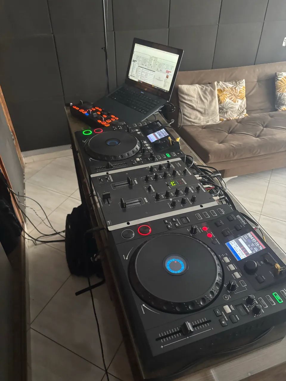 Aulas de mixagem para DJ no estúdio