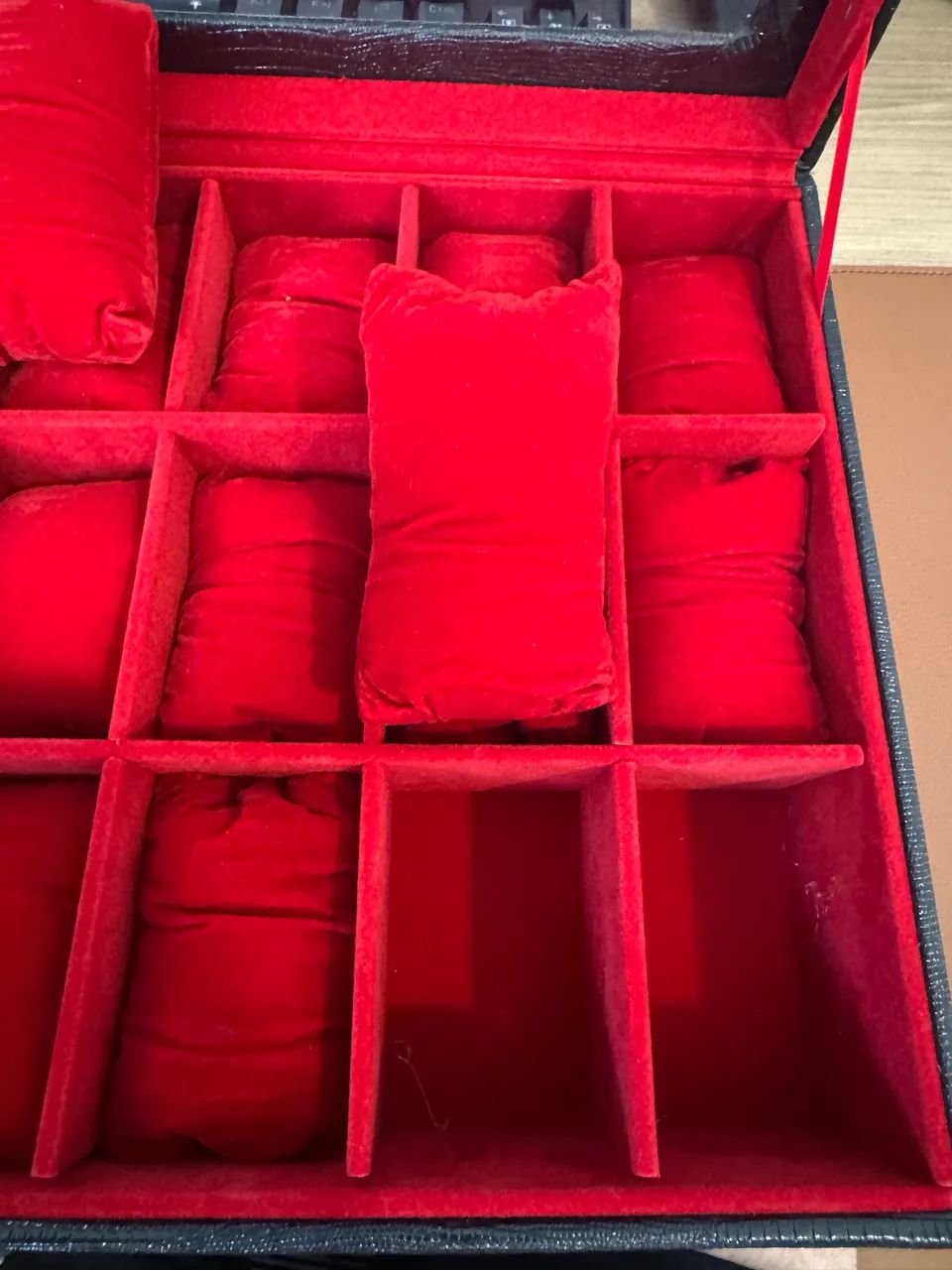 Porta joias e relógios, preto com interior vermelho  - Foto 4