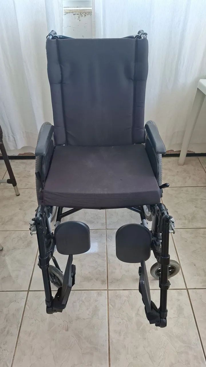 CADEIRA DE RODAS SEMI NOVA