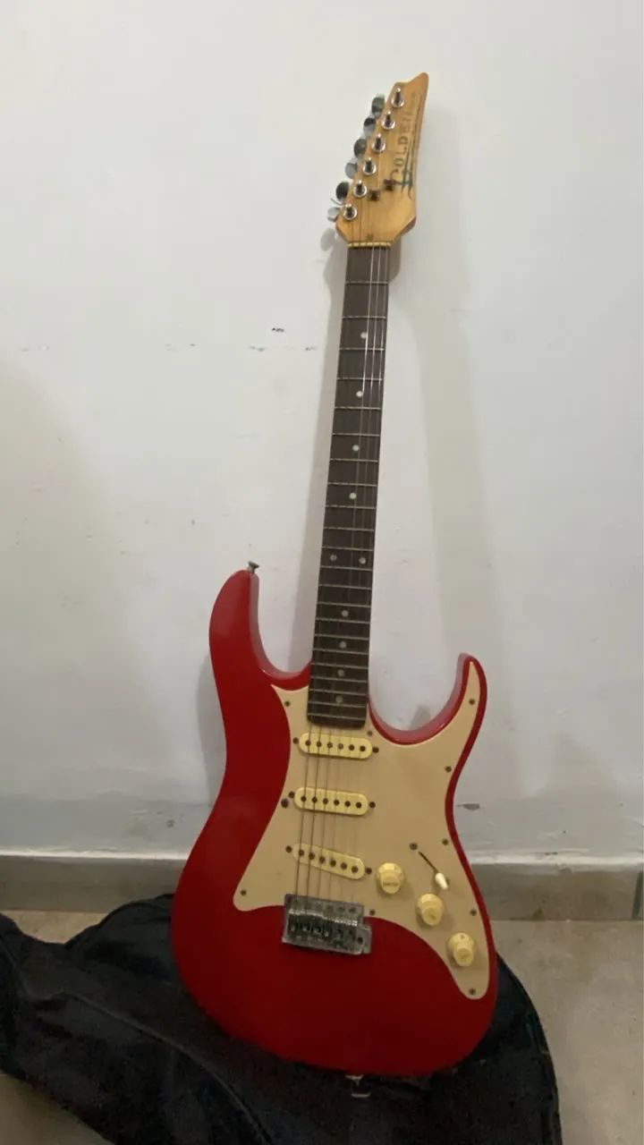 Guitarra golden e violão