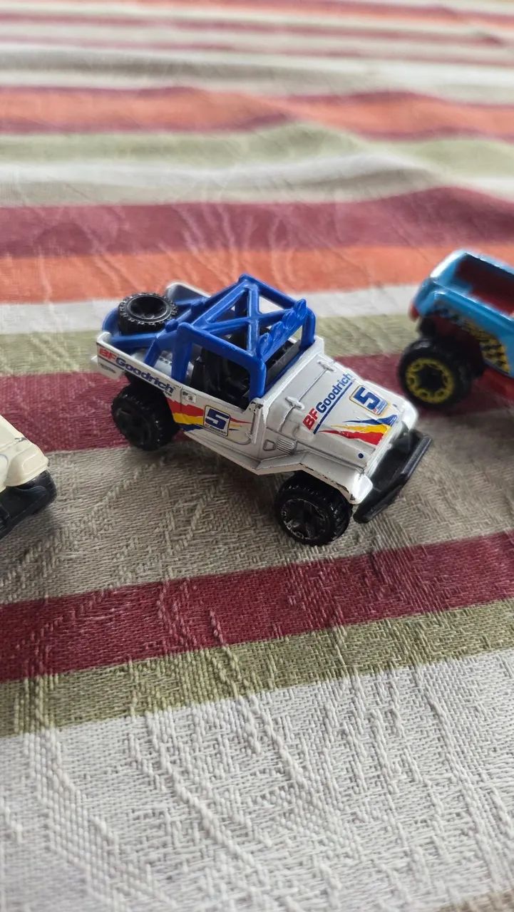 Kit 5 Carrinhos Hot Wheels - Foto 4