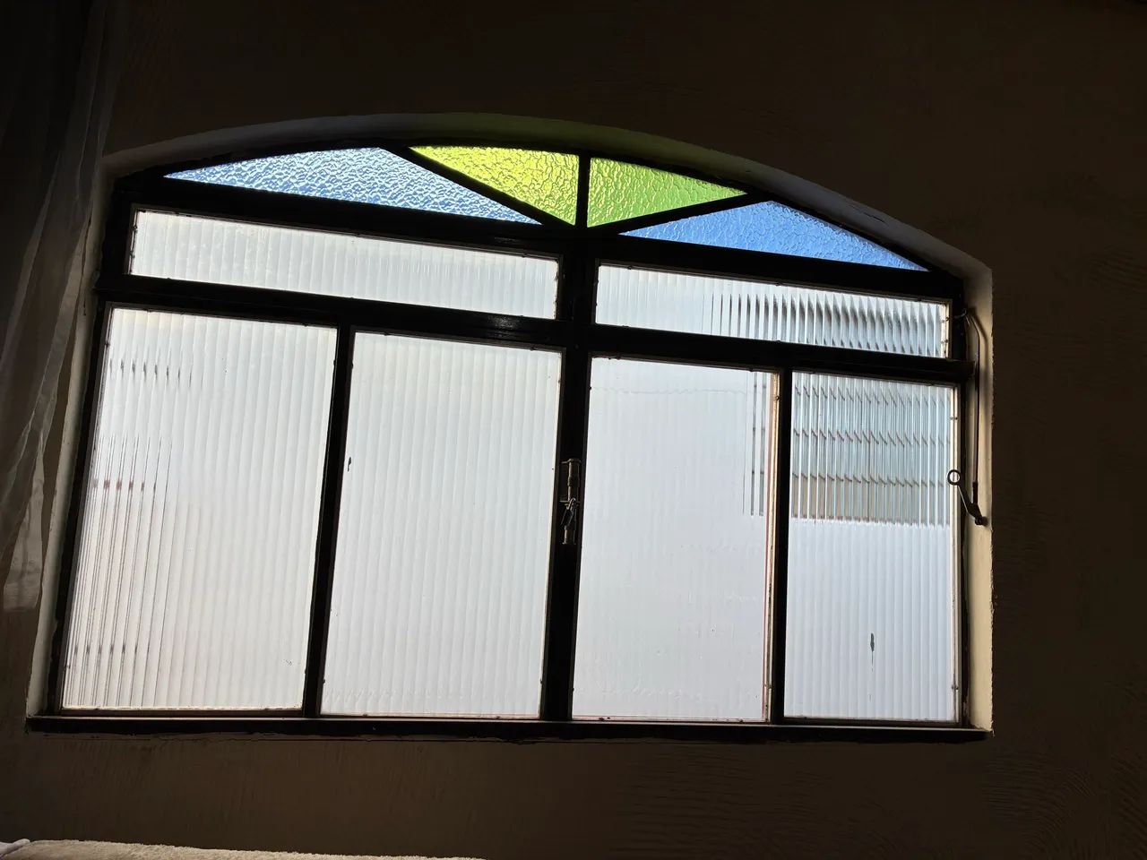 Janela de ferro colonial com vidros