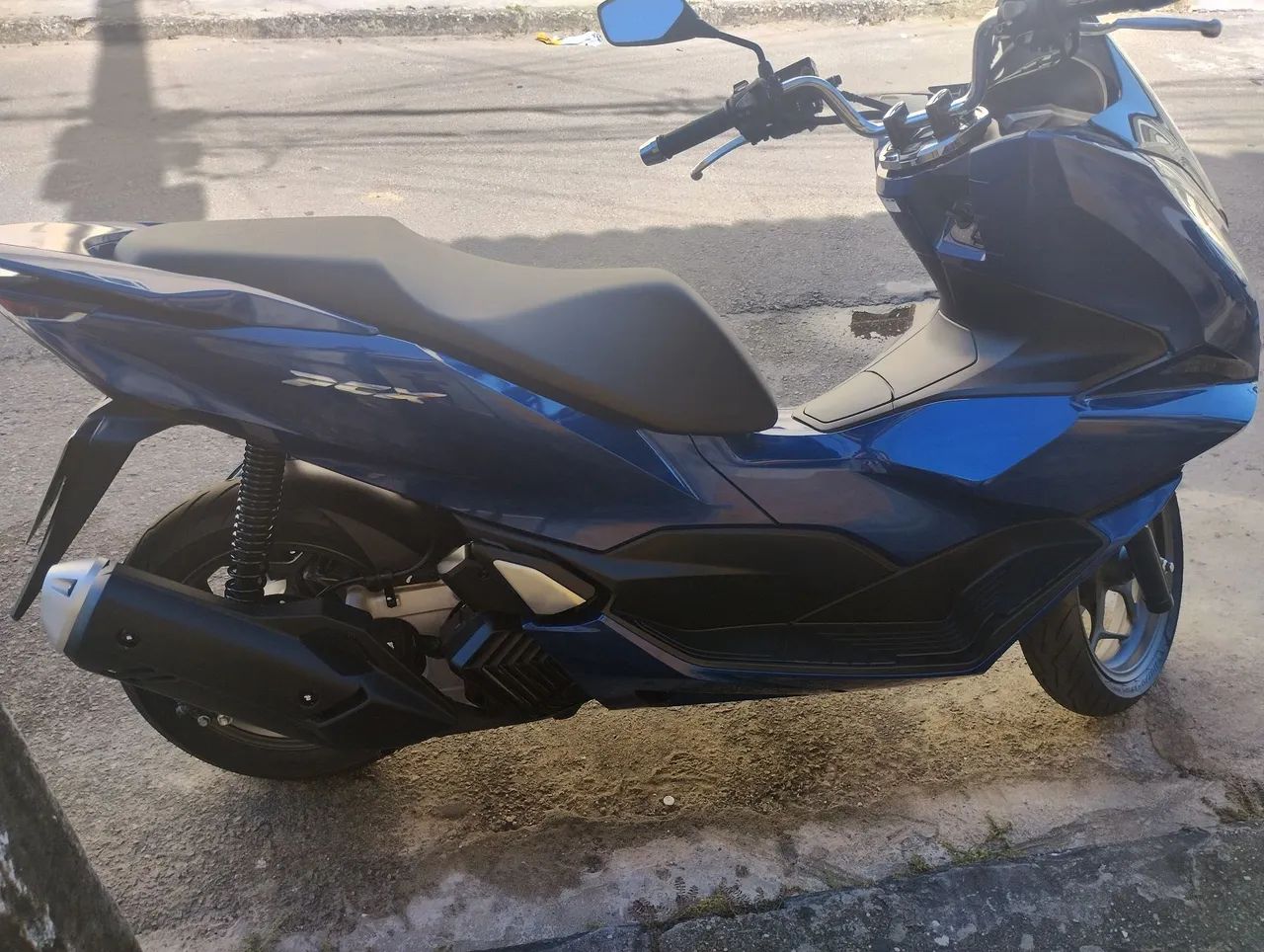 Vendo uma moto nova