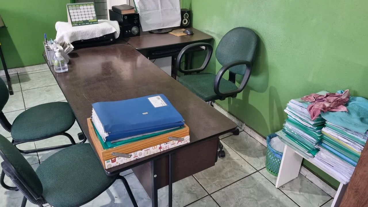 Mesa conjunto em L com cadeiras.