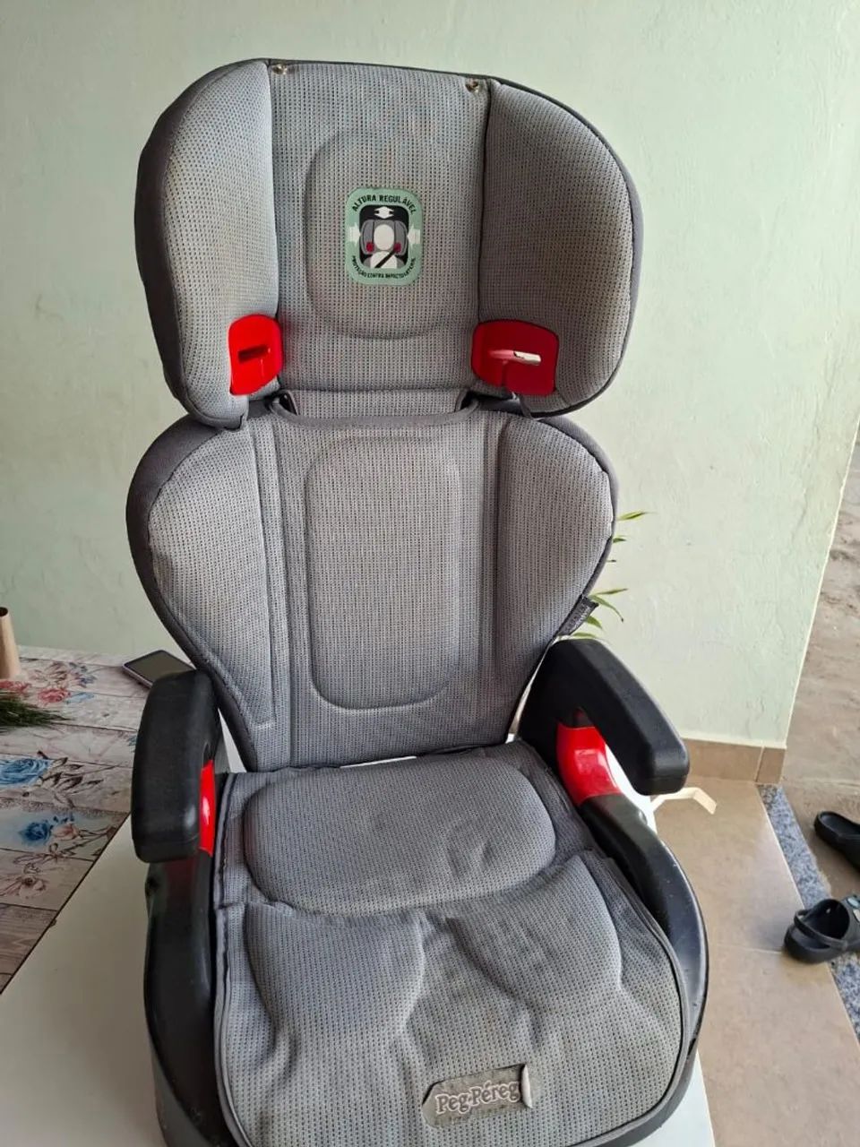 Vendo cadeirinha para carro em bom estado.