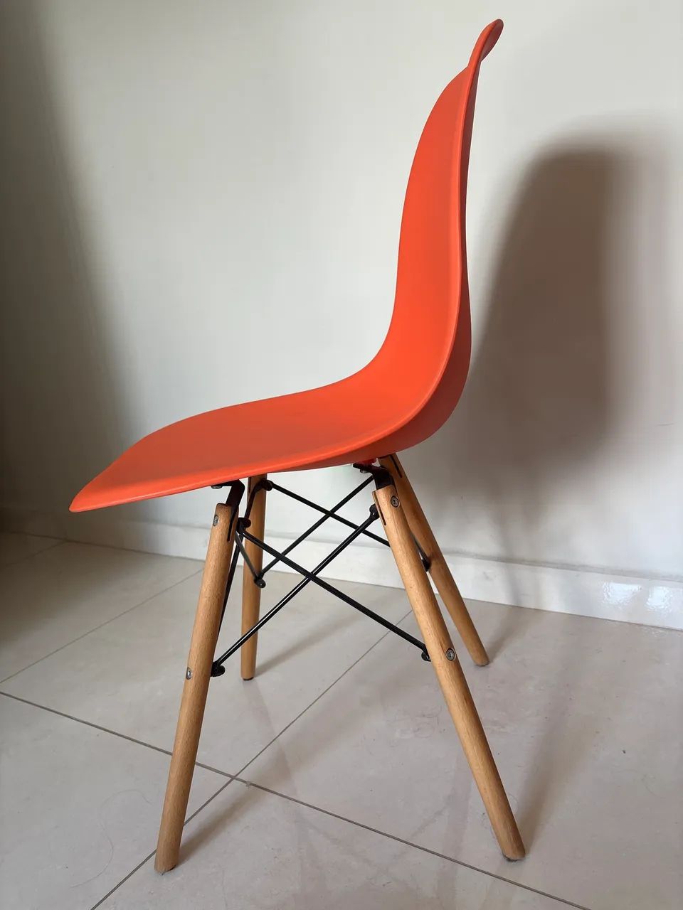 CADEIRA CHARLES EAMES EIFFEL LARANJA PÉS DE MADEIRA PALITO - EXCELENTE ESTADO - Foto 2