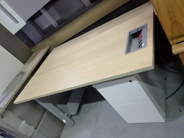 Mesa de Escritório 1,40m com Gaveteiro e Caixa de Tomadas - Marfim - Foto 3