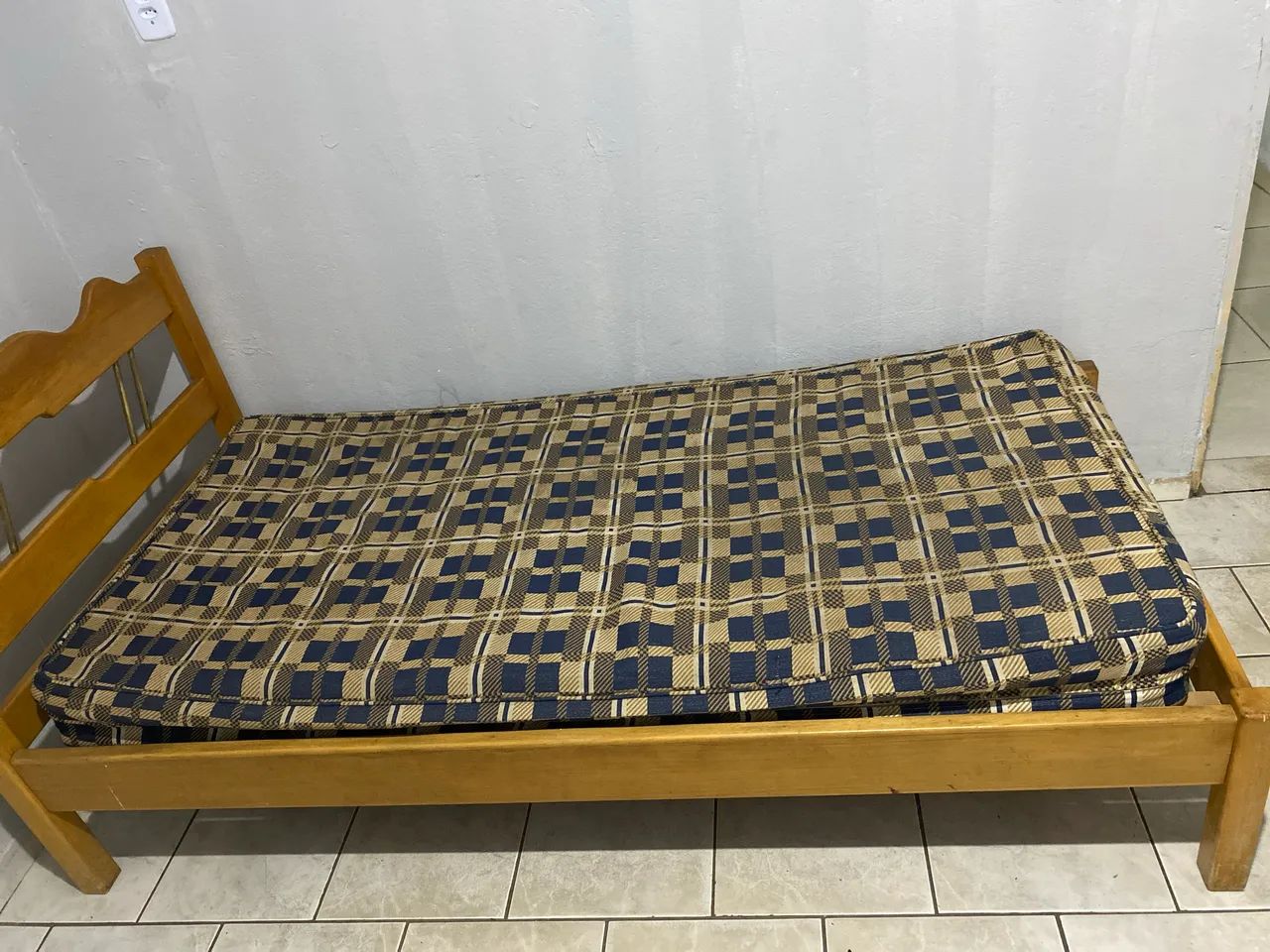 Cama de solteiro semi nova  