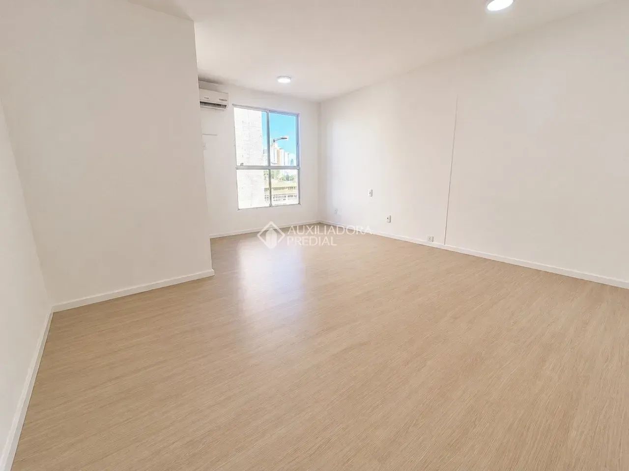Sala Comercial Nova no Estreito - Próxima à Beira-Mar Continental