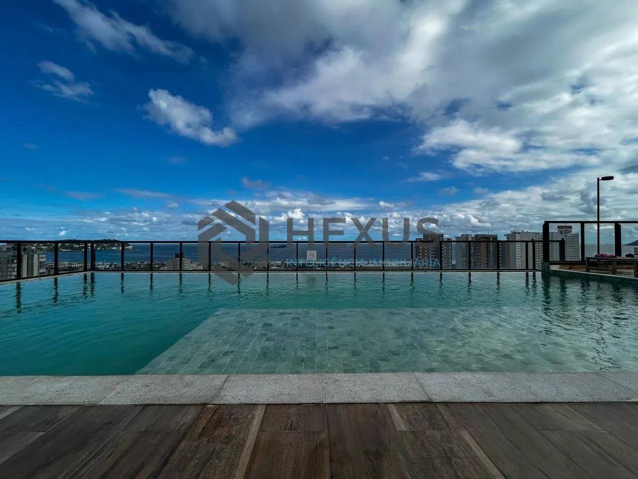 Studio com varanda e lazer a 800m da praia na Enseada, Guarujá