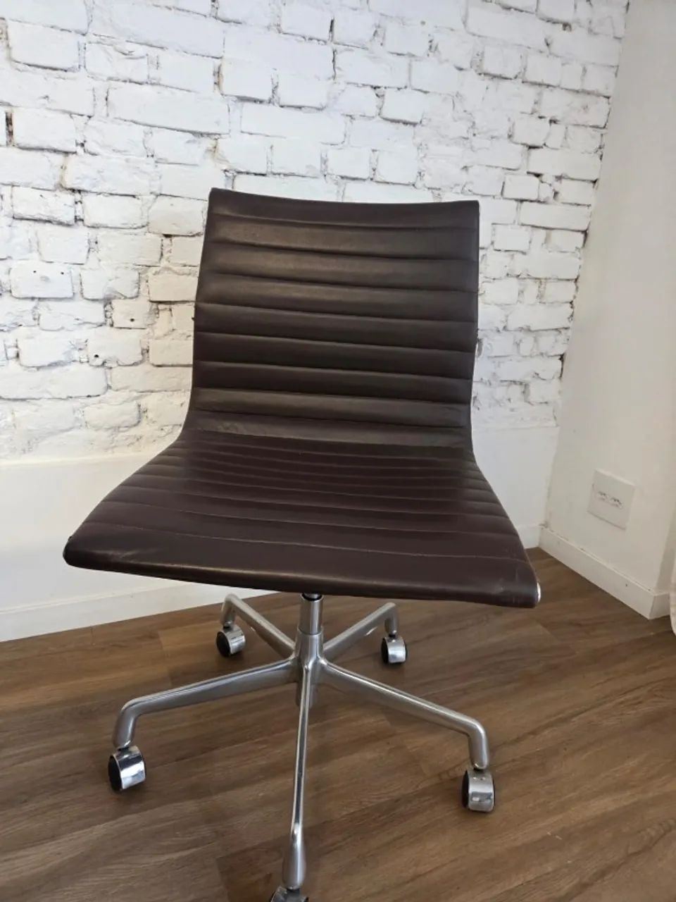 Jogo de 4 Cadeiras eames office - esteirinha sem braço  courino marrom cafe - Foto 4