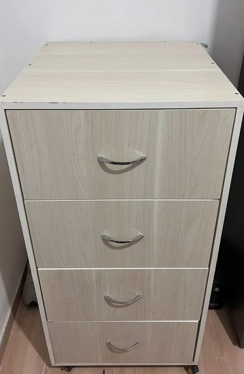 Vendo cômoda com 4 gavetas muito nova - Foto 3