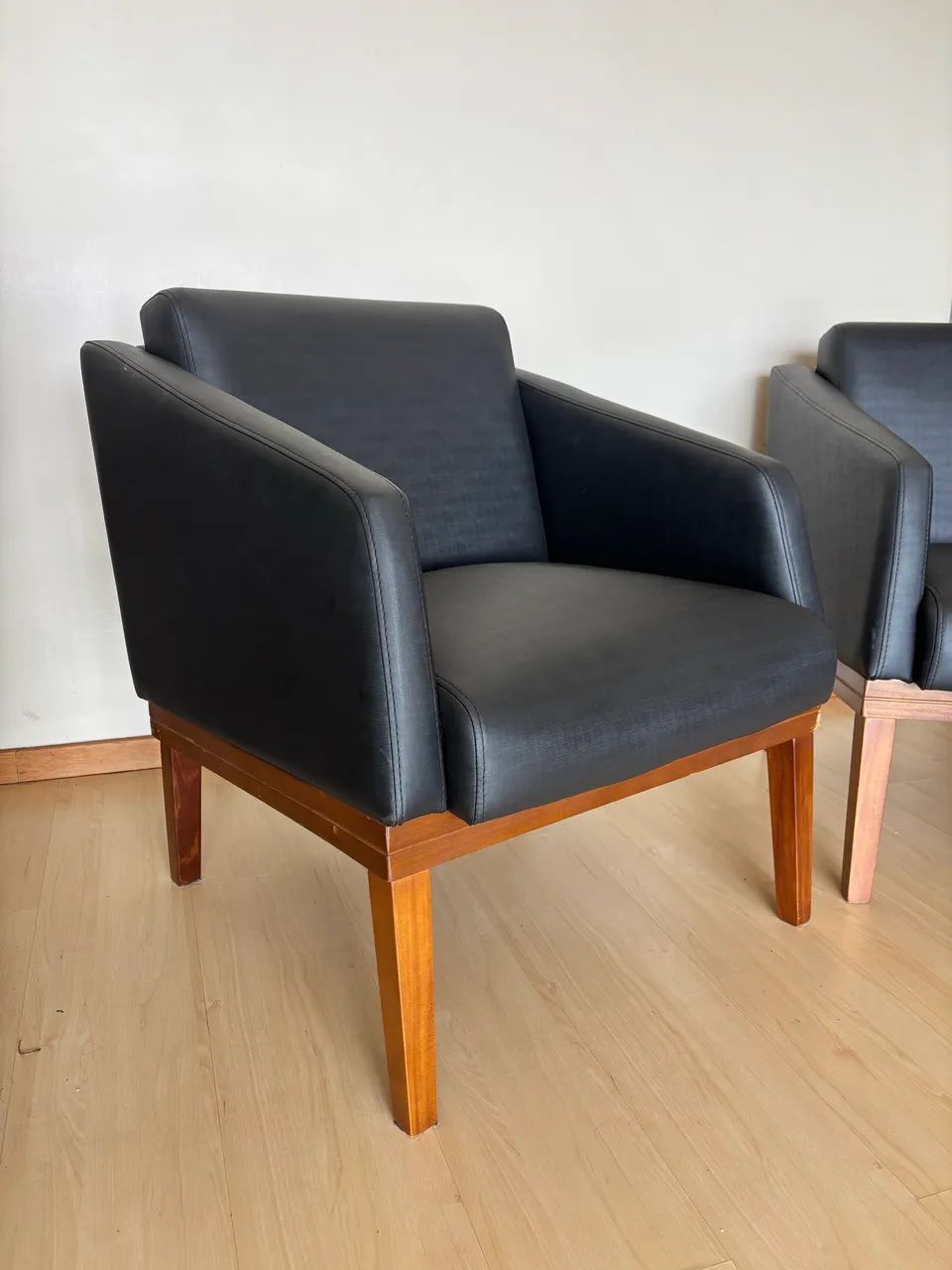Par de Poltronas Pretas com Pés de Madeira - Foto 3