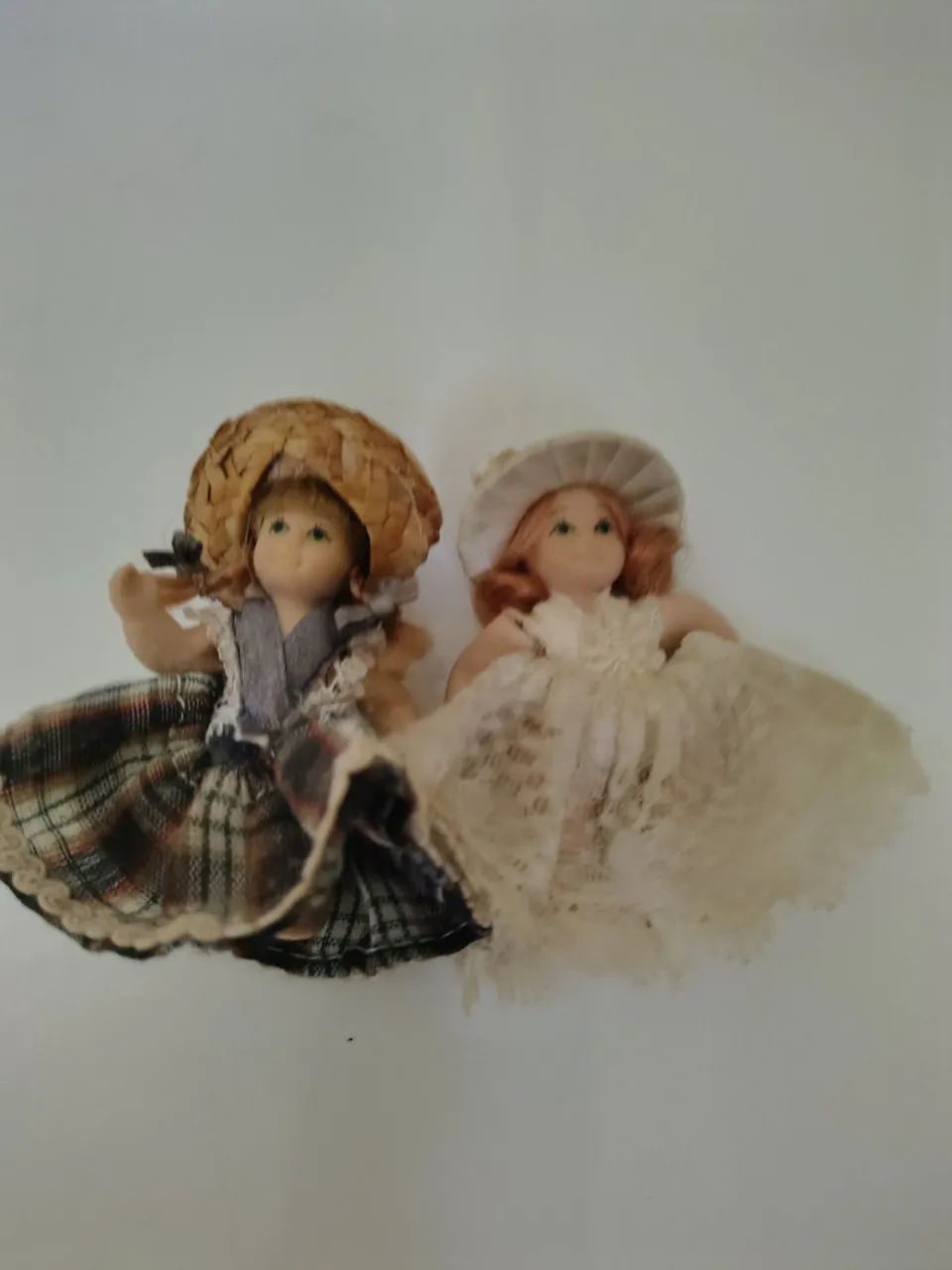 Par de Mini Bonecas em Porcelana 