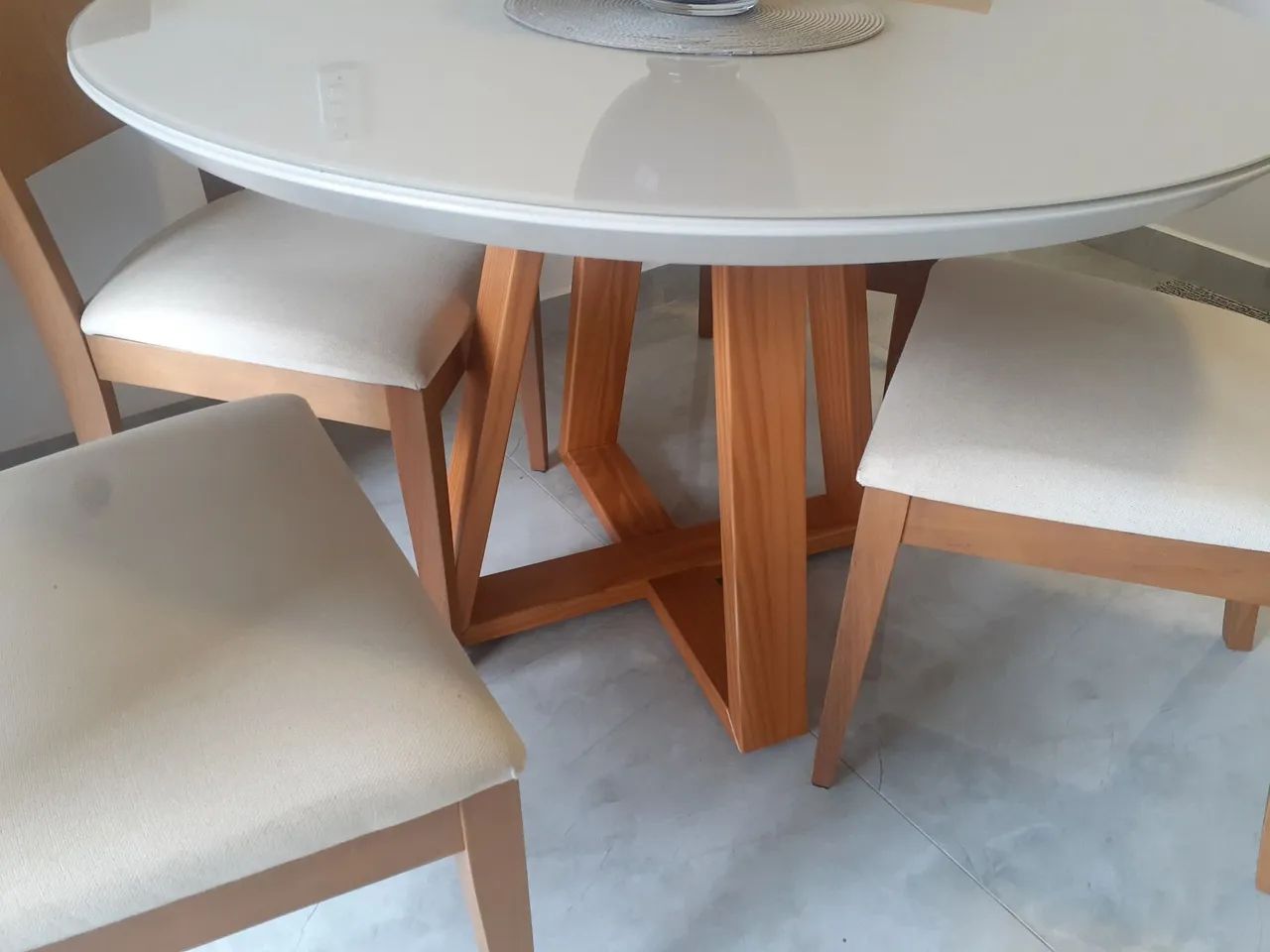 Mesa laqueada de vidro + cadeiras madeira com estofado. - Foto 3