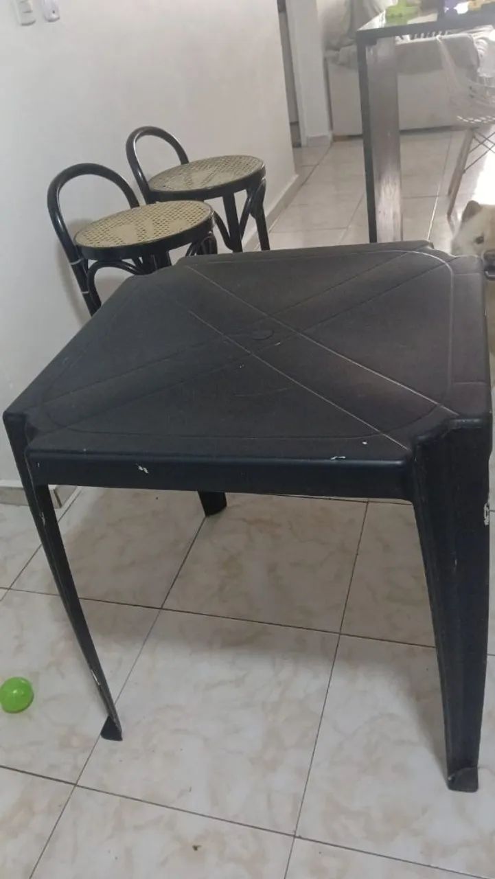Mesa preta de plastico