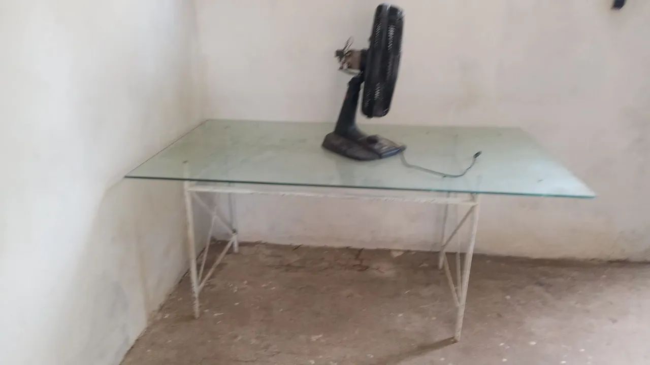 MESA DE VIDRO COM ESTRUTURA DE FERRO - ESCRITÓRIO/ESTUDO