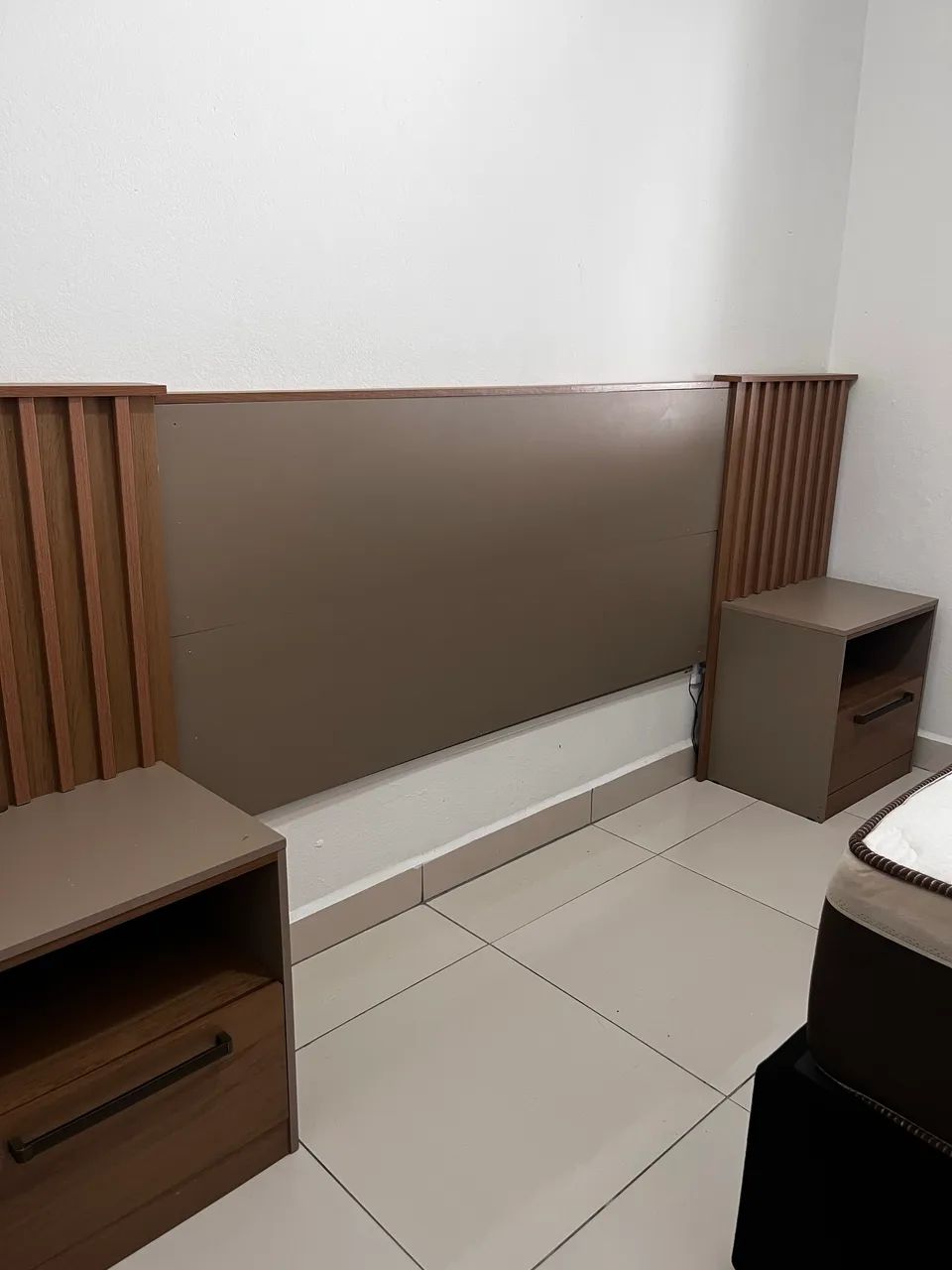 Cabeceira de cama regulável ripada com 2 criados-mudos (casal, queen ou king) - Foto 5