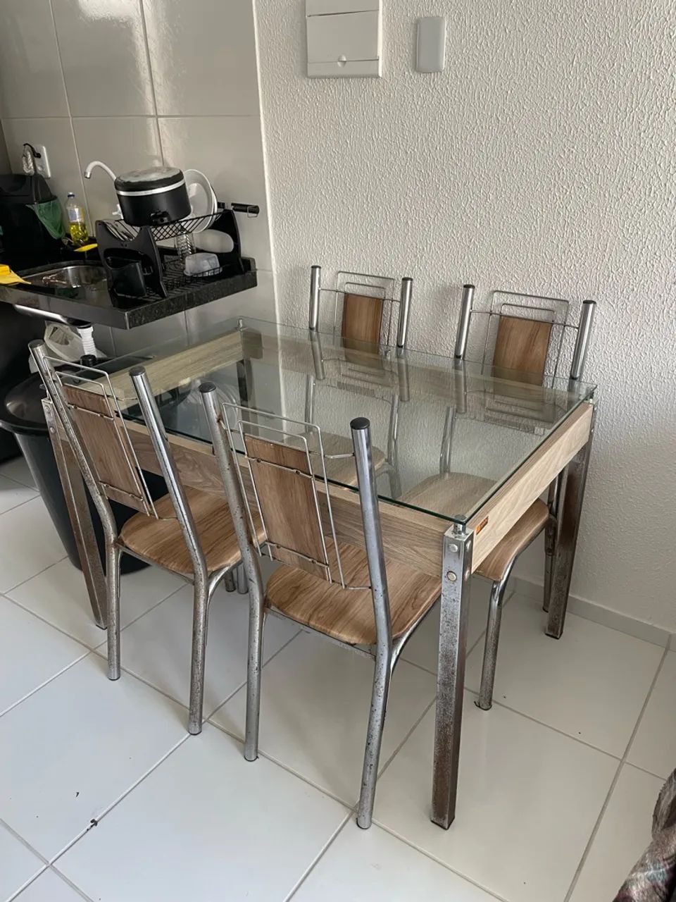 VENDO MESA COM TAMPO DE VIDRO E 4 CADEIRAS  - Foto 2